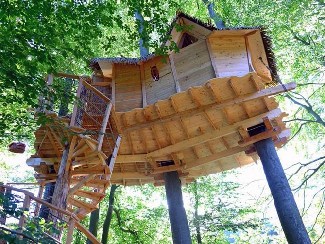 Как сделать домик на дереве для детей на даче: инструкция, фото