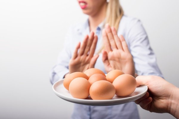 Кому полезно есть куриные яйца, а кому нет и почему?