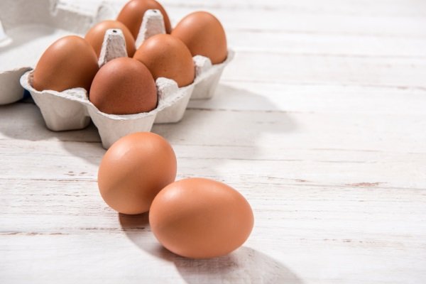 Сколько весят куриные яйца и что влияет на их вес?