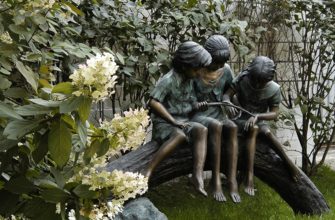 Статуи в саду: из чего делают и какие бывают